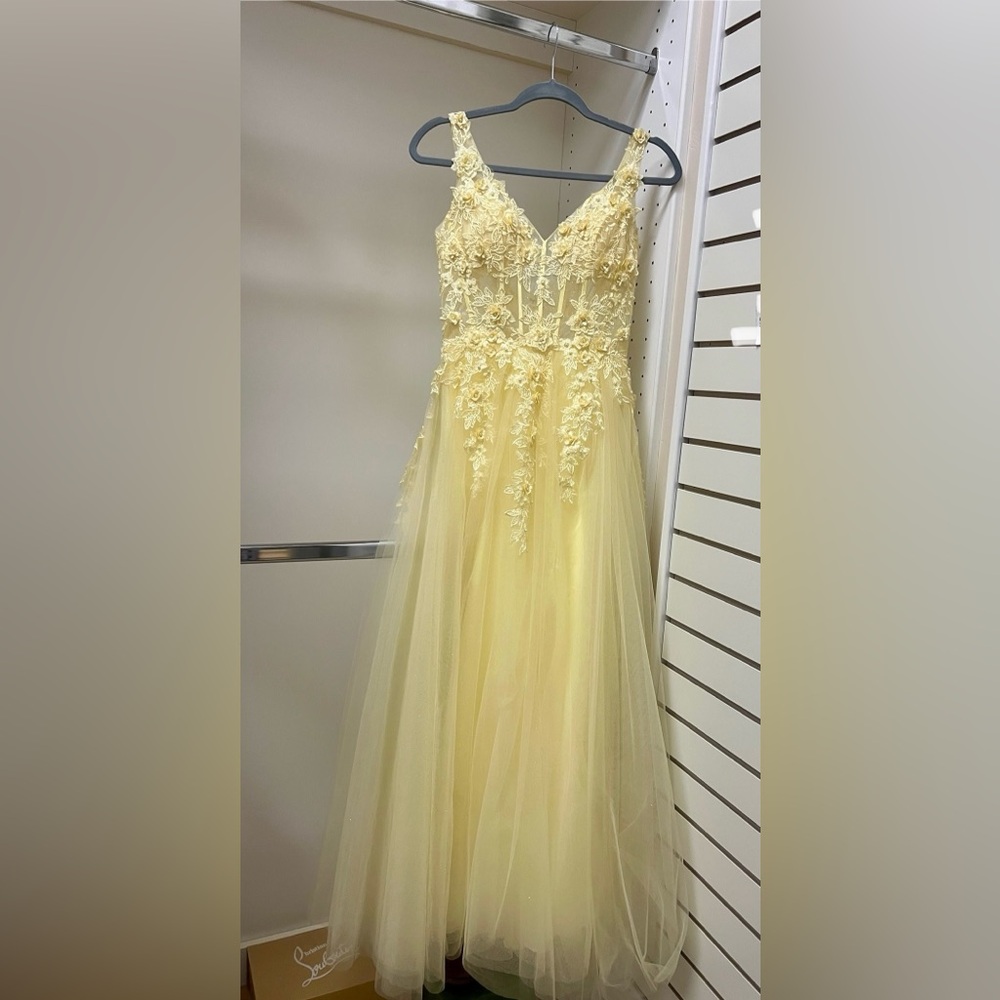 Special Occasions Elegant Yellow Floral Dress - petite XS